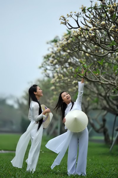 白いアオザイを着た女子学生2人